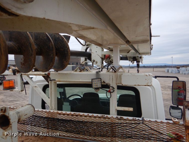 image for item MM9591 2009 International 7400  digger derrick truck