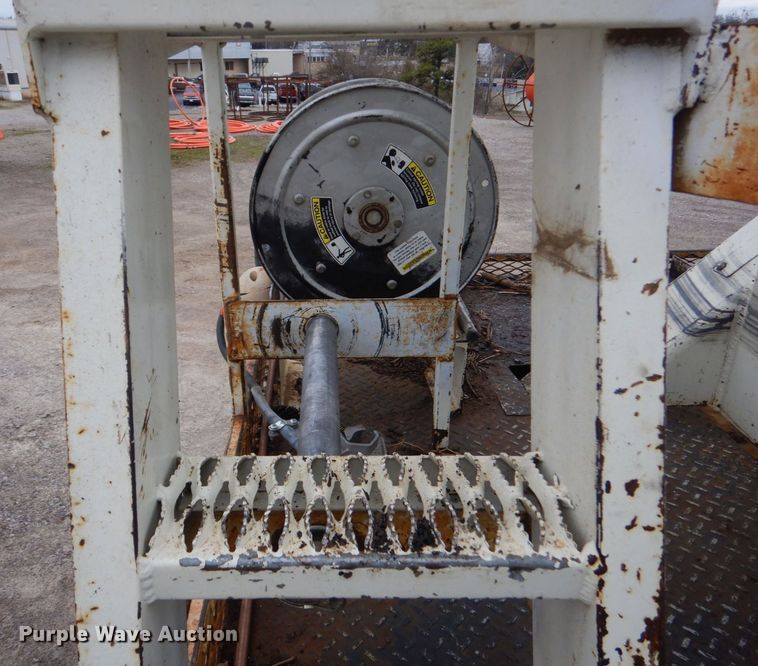 image for item MM9591 2009 International 7400  digger derrick truck