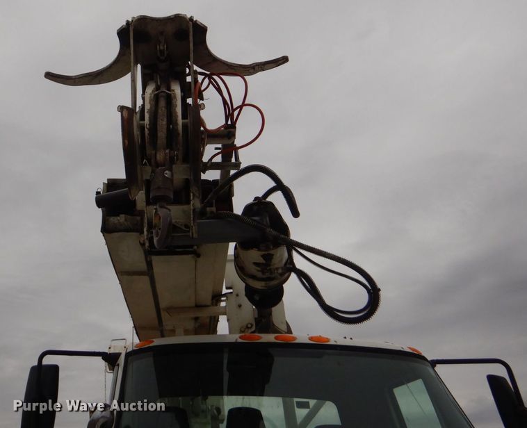 image for item MM9591 2009 International 7400  digger derrick truck