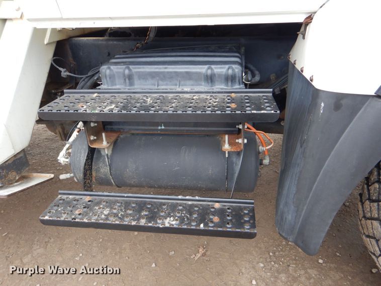 image for item MM9591 2009 International 7400  digger derrick truck