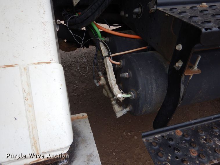 image for item MM9591 2009 International 7400  digger derrick truck