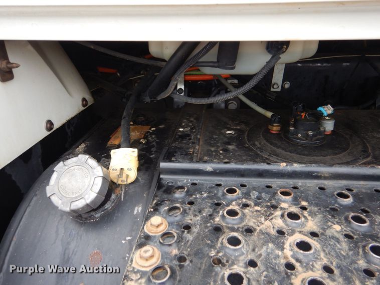 image for item MM9591 2009 International 7400  digger derrick truck