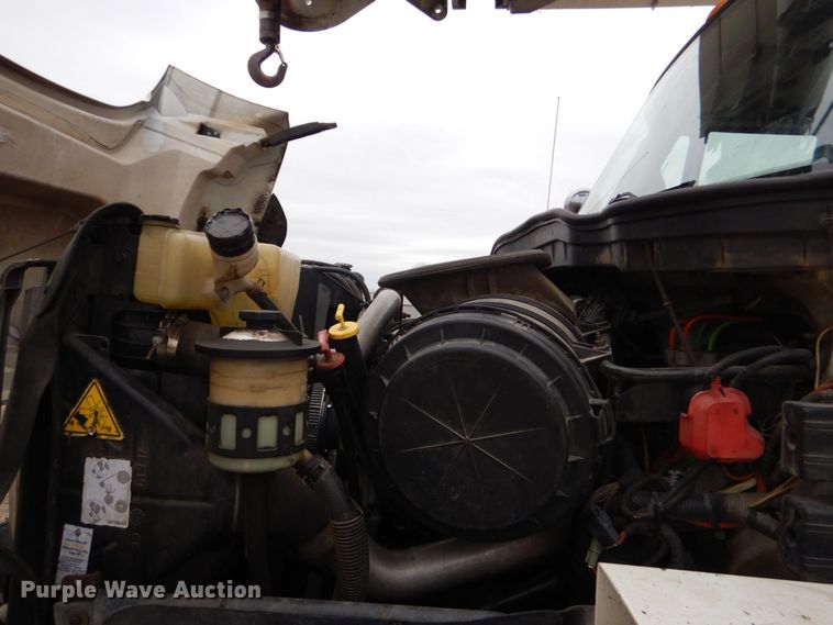 image for item MM9591 2009 International 7400  digger derrick truck