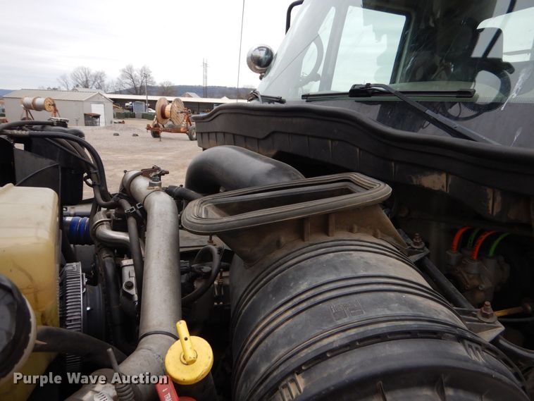 image for item MM9591 2009 International 7400  digger derrick truck