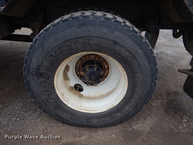 image for item MM9591 2009 International 7400  digger derrick truck