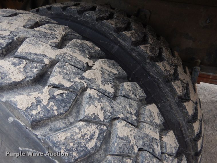 image for item MM9591 2009 International 7400  digger derrick truck