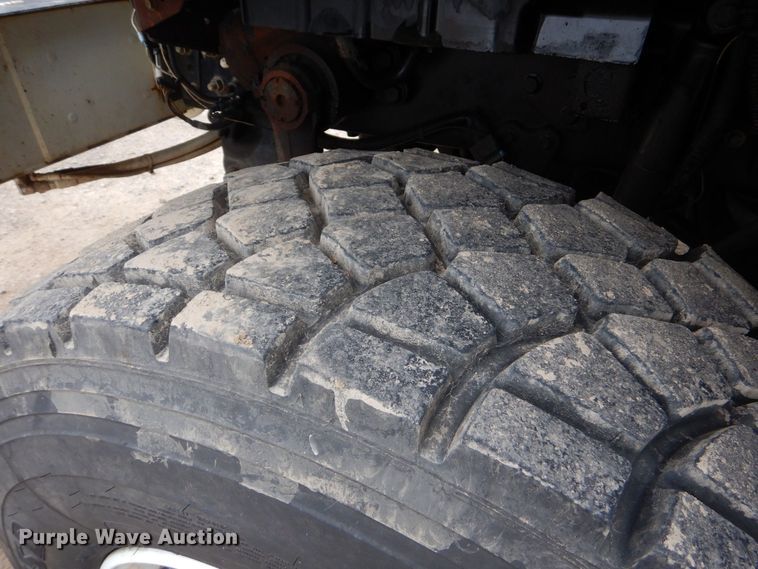 image for item MM9591 2009 International 7400  digger derrick truck