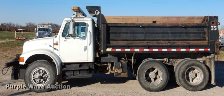 image for item MW9362 2000 International 4900  dump truck