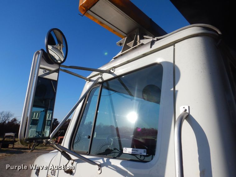 image for item MW9362 2000 International 4900  dump truck