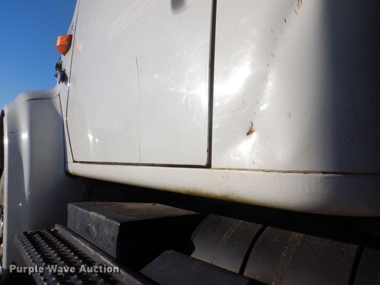 image for item MW9362 2000 International 4900  dump truck