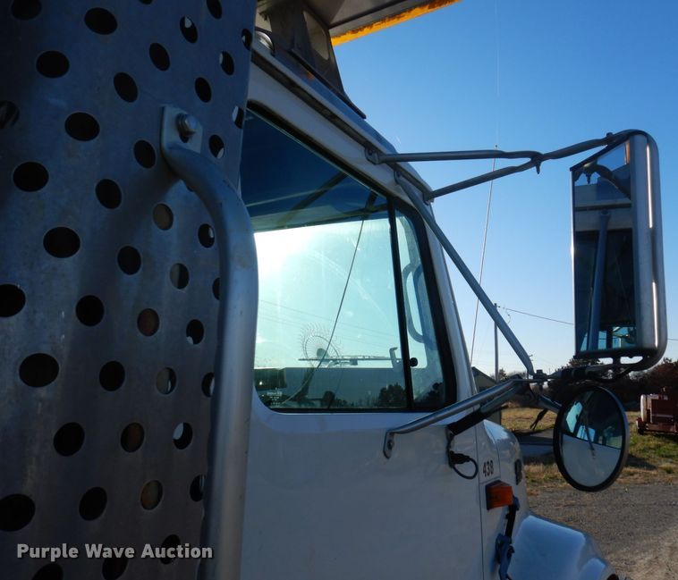 image for item MW9362 2000 International 4900  dump truck