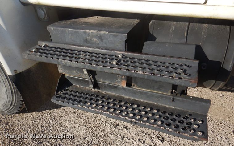 image for item MW9362 2000 International 4900  dump truck