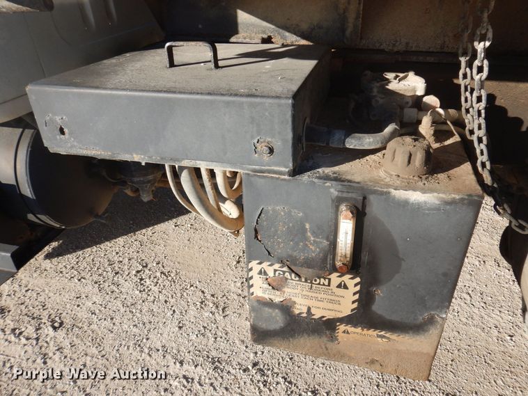 image for item MW9362 2000 International 4900  dump truck