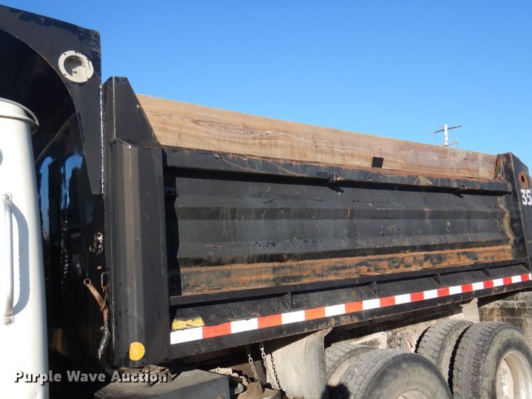 image for item MW9362 2000 International 4900  dump truck