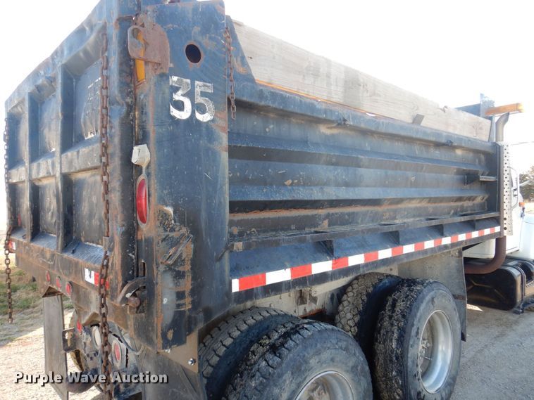 image for item MW9362 2000 International 4900  dump truck