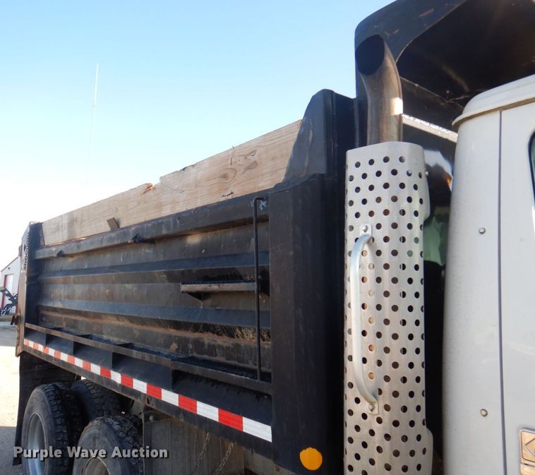 image for item MW9362 2000 International 4900  dump truck