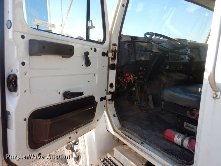 image for item MW9362 2000 International 4900  dump truck