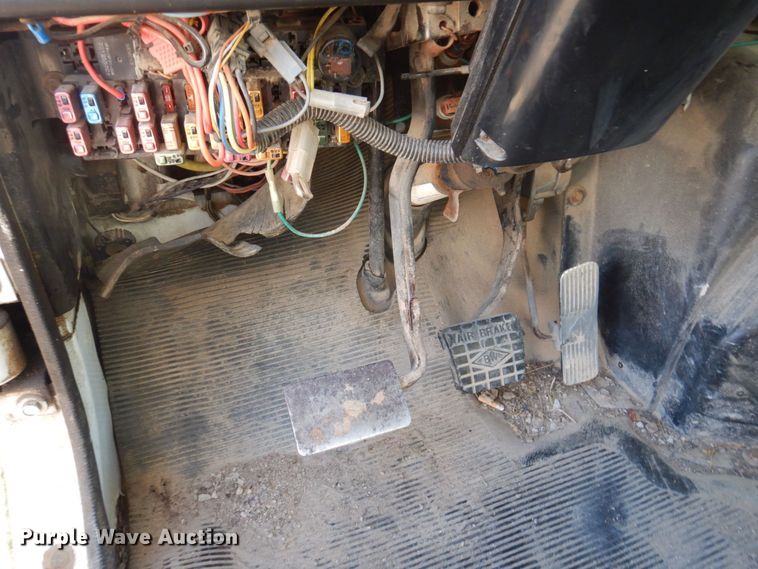 image for item MW9362 2000 International 4900  dump truck