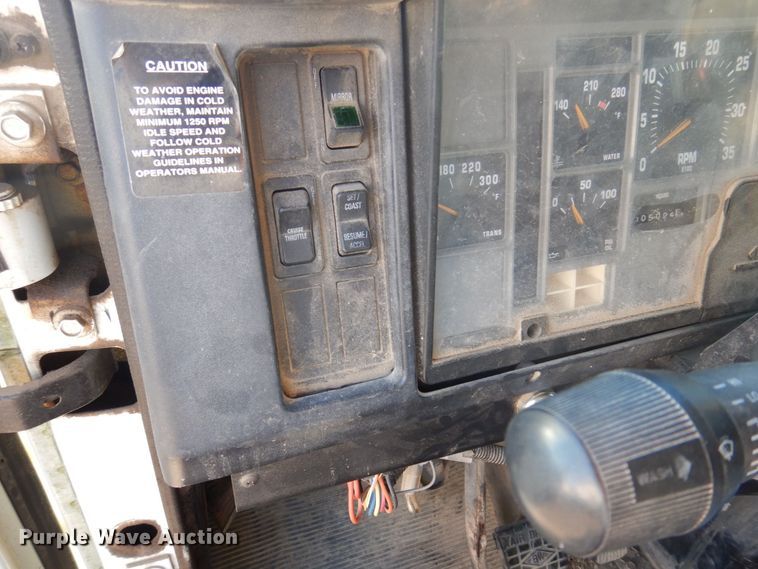 image for item MW9362 2000 International 4900  dump truck