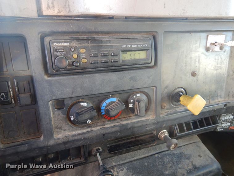 image for item MW9362 2000 International 4900  dump truck