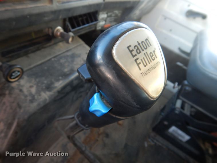 image for item MW9362 2000 International 4900  dump truck