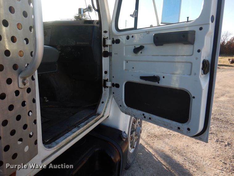 image for item MW9362 2000 International 4900  dump truck