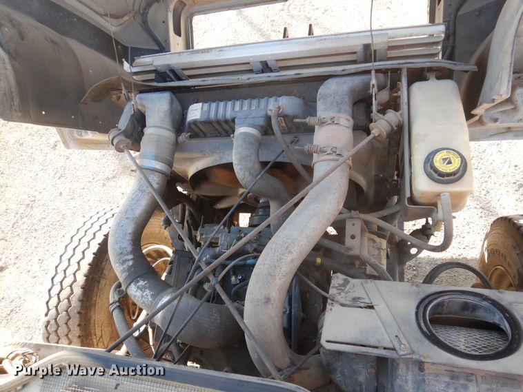 image for item MW9362 2000 International 4900  dump truck