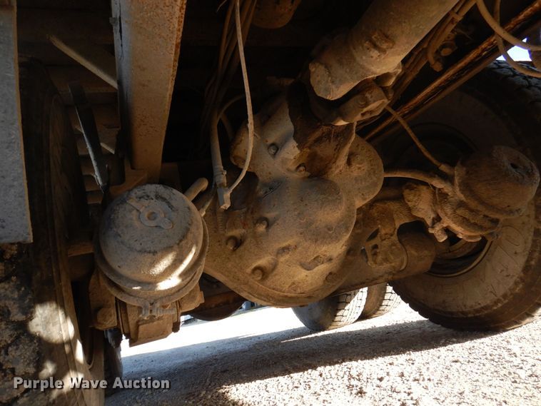 image for item MW9362 2000 International 4900  dump truck