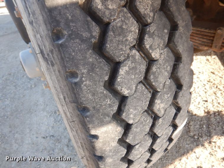 image for item MW9362 2000 International 4900  dump truck