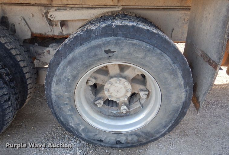 image for item MW9362 2000 International 4900  dump truck