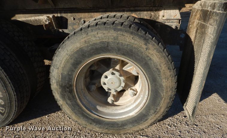 image for item MW9362 2000 International 4900  dump truck