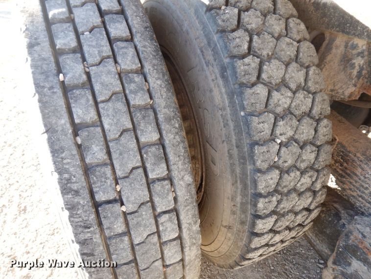 image for item MW9362 2000 International 4900  dump truck