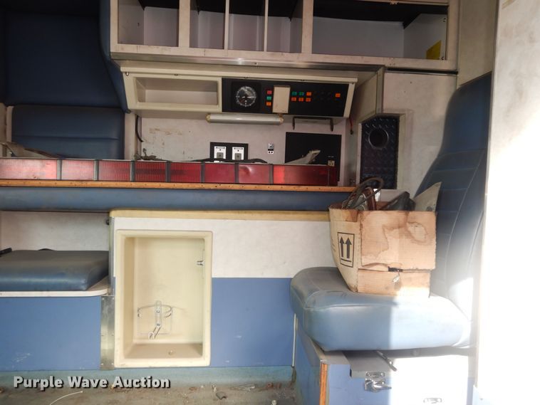image for item DI6848 1993 Ford E350  ambulance