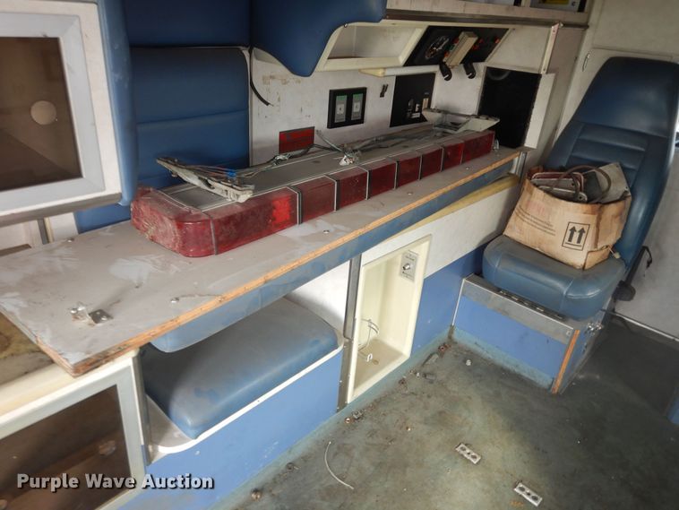 image for item DI6848 1993 Ford E350  ambulance