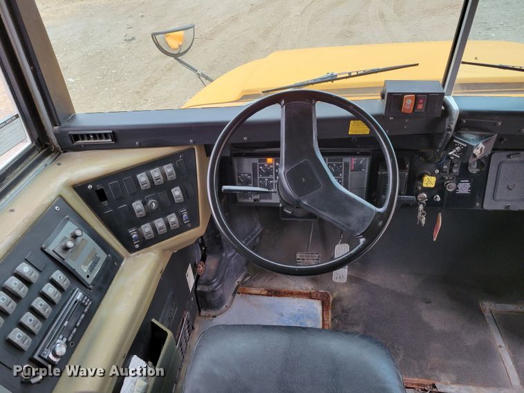 image for item DM8162 2000 International 3800  school bus