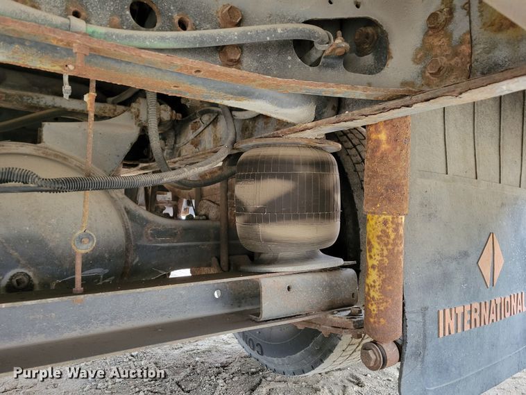 image for item DM8162 2000 International 3800  school bus