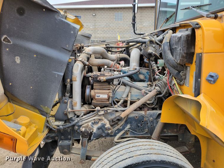 image for item DM8162 2000 International 3800  school bus