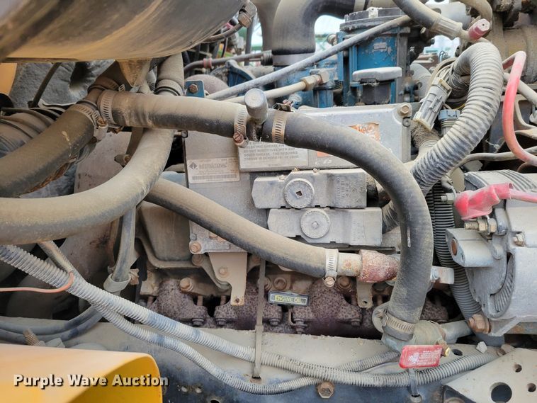 image for item DM8162 2000 International 3800  school bus