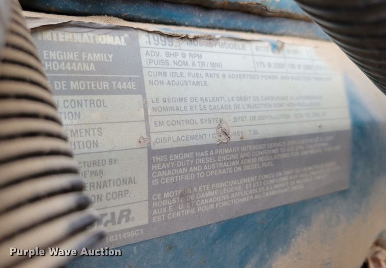 image for item DM8162 2000 International 3800  school bus