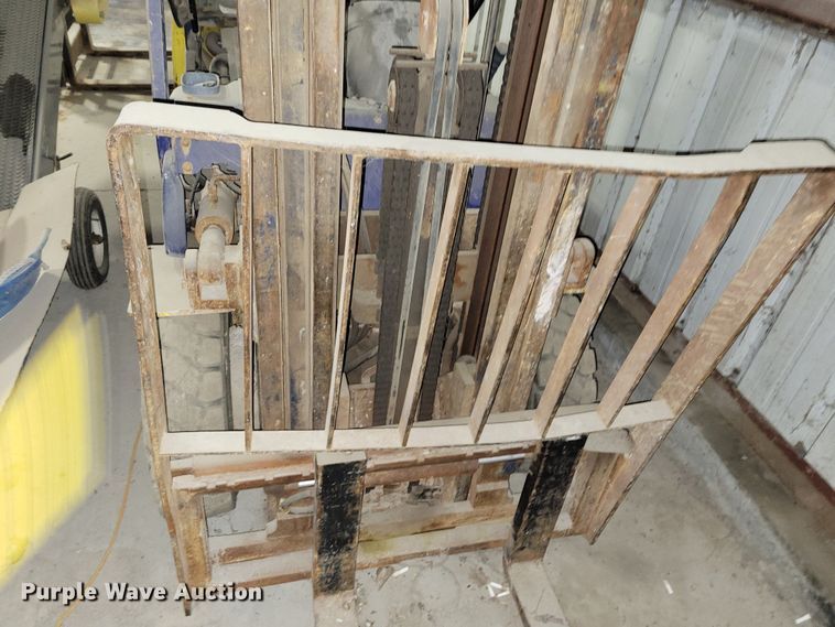 image for item DM8163 Komatsu FG25TLP-12  forklift