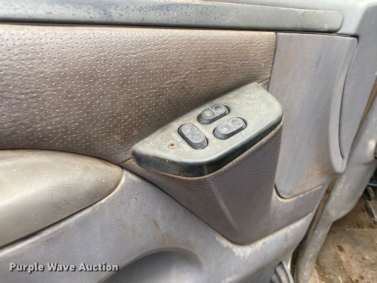 image for item DN8109 1995 Ford F450 Super Duty  bale bed truck