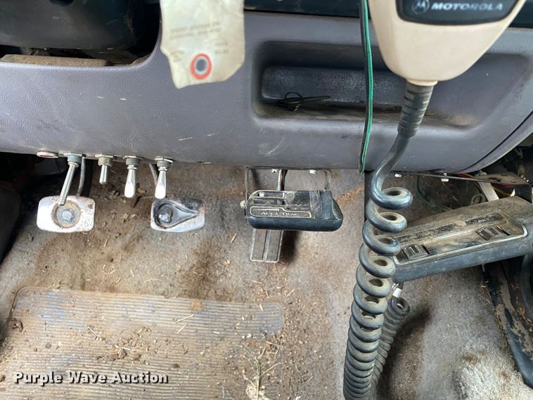 image for item DN8109 1995 Ford F450 Super Duty  bale bed truck