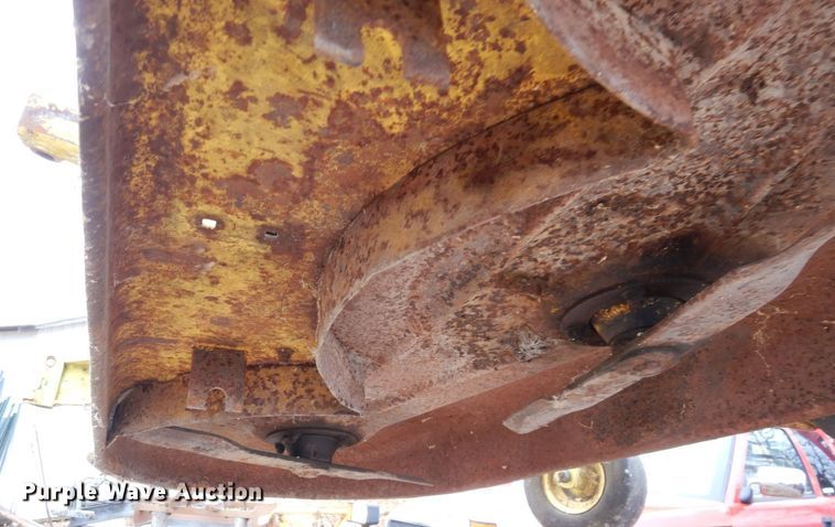 image for item DR8105 John Deere  72" W mower deck