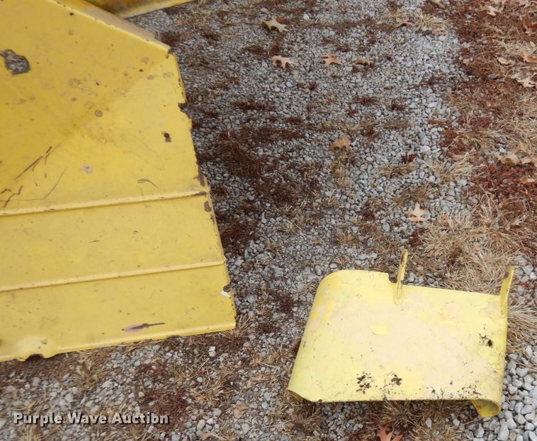 image for item DR8105 John Deere  72" W mower deck