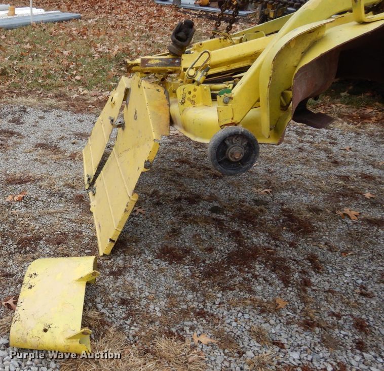 image for item DR8105 John Deere  72" W mower deck