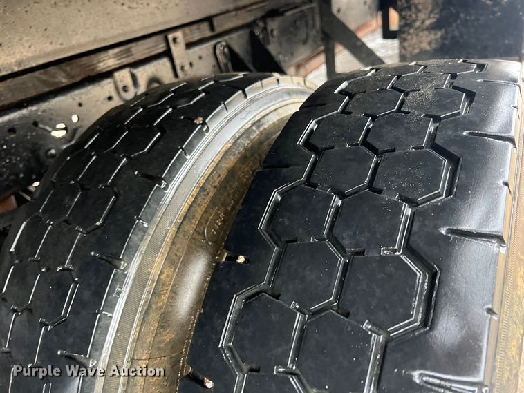 image for item ID9277 2004 Ford F550 Super Duty  dump flatbed truck