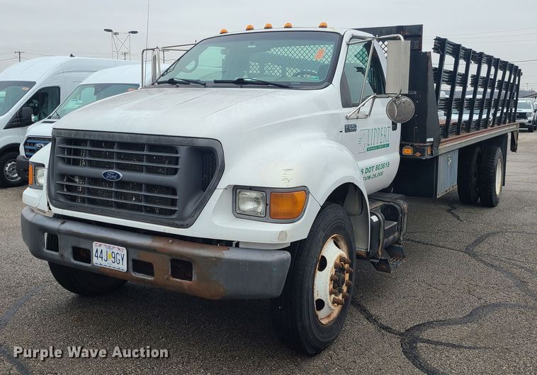 image for item JG9573 2001 Ford F650 Super Duty  flatbed truck