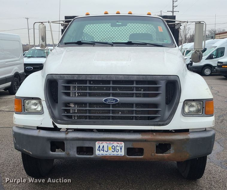 image for item JG9573 2001 Ford F650 Super Duty  flatbed truck