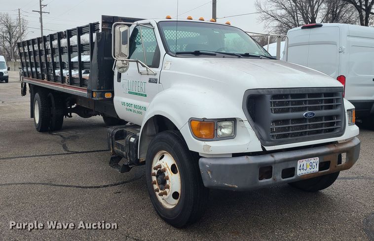 image for item JG9573 2001 Ford F650 Super Duty  flatbed truck