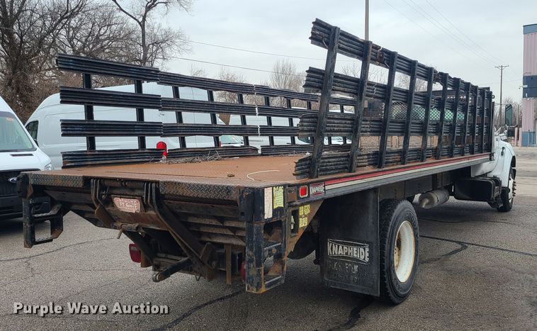 image for item JG9573 2001 Ford F650 Super Duty  flatbed truck